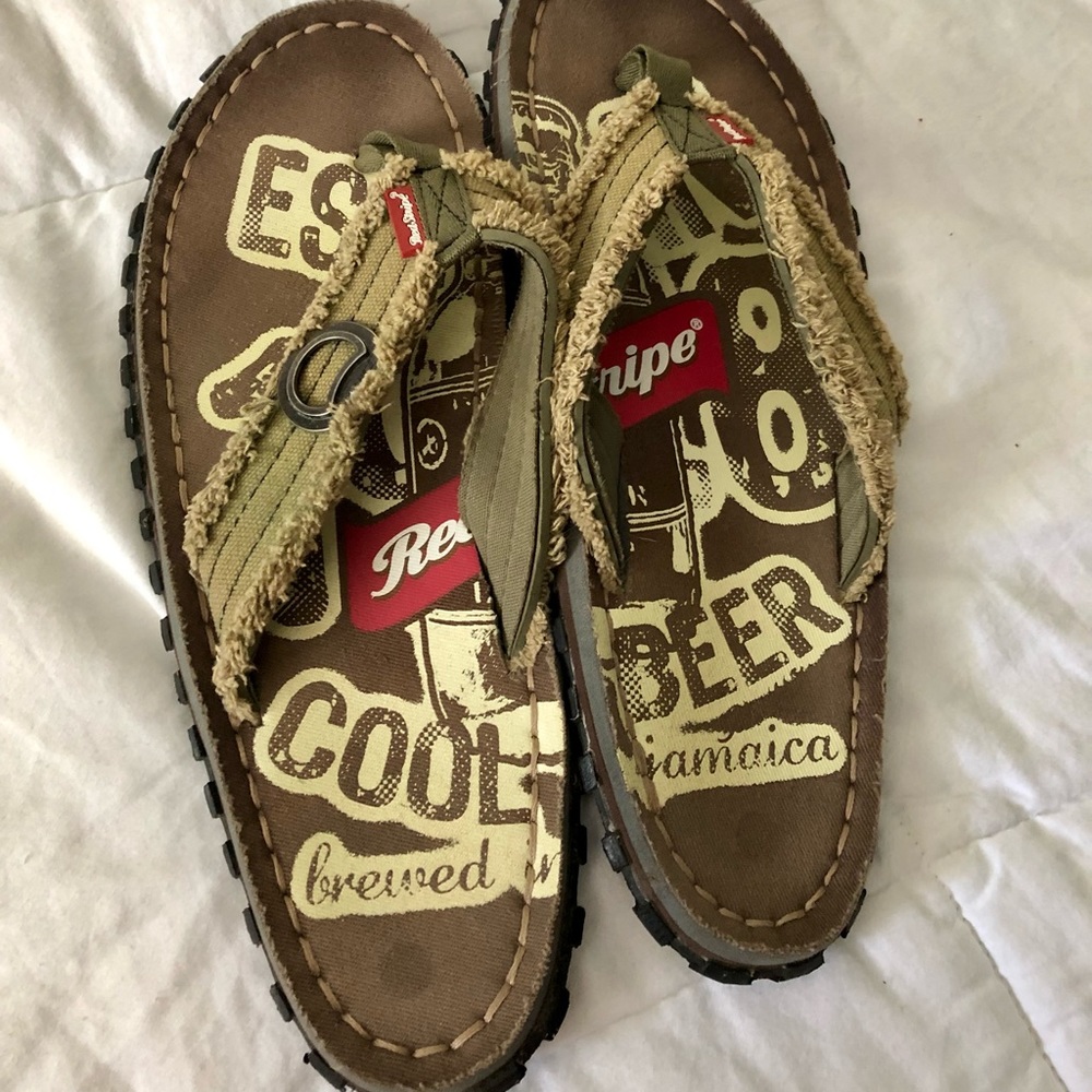 Red stripe men’s flip flops